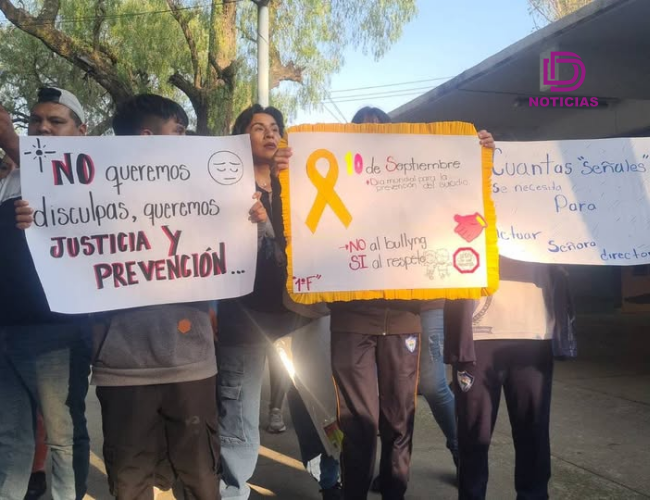 Padres de familia se concentraron a las afueras de la Secundaria General No. 7 de Pachuca para exigir respuestas y medidas de seguridad tras el fallecimiento de un alumno.