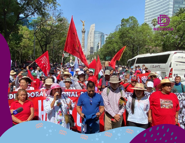 Docentes de la CNTE avanzan por Paseo de la Reforma hacia el Zócalo capitalino durante la megamarcha por el Día del Maestro 2025.