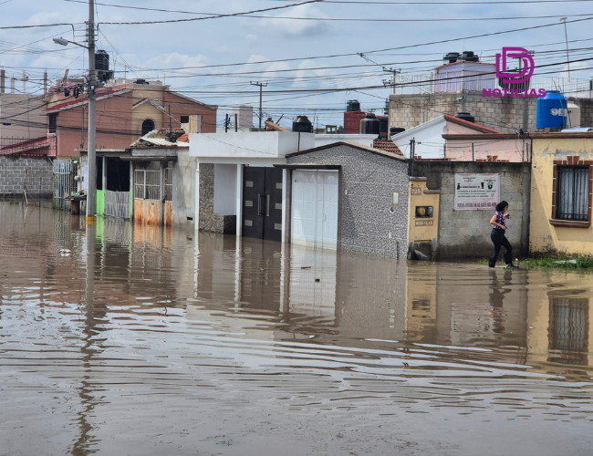 Lluvia en Pachuca y Mineral de la reforma inunda fraccionamiento Los Tuzos, el agua llegaba a más de un metro de altura.